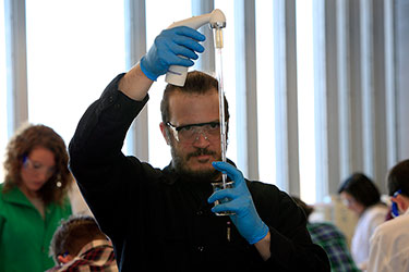 Person using Pipette